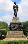 Monumentul lui Giuseppe Verdi în fața casei de odihnă a artiștilor.jpg