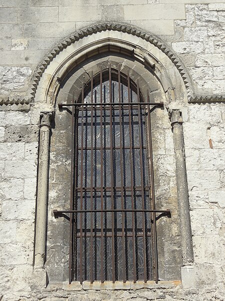 File:Moret-sur-Loing (77), église Notre-Dame, chœur, fenêtre du chevet du collatéral sud.JPG