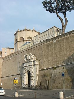 Mura vaticane - ingresso ai Musei 00410.JPG