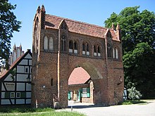 Das Friedländer Tor, hier die Feldseite des Vortores, ist die älteste Toranlage der Stadt