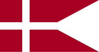https://upload.wikimedia.org/wikipedia/commons/thumb/0/0e/Naval_Ensign_of_Denmark.svg/320px-Naval_Ensign_of_Denmark.svg.png?uselang=da