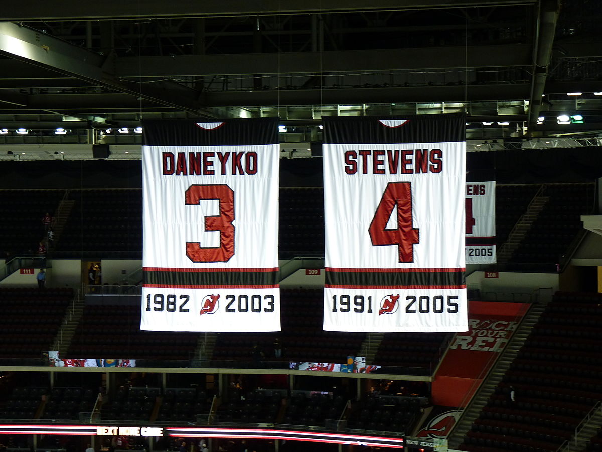 https://upload.wikimedia.org/wikipedia/commons/thumb/0/0e/New_Jersey_Devils%27_Retired_Numbers.jpg/1200px-New_Jersey_Devils%27_Retired_Numbers.jpg