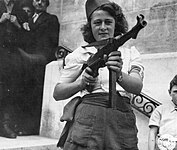 Francoska partizanka Nicole, ki je zajela 25 nemških vojakov pozira s svojo brzostrelko.