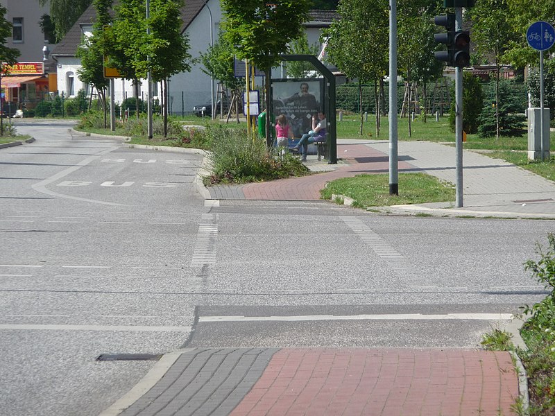 File:Nordrand Mahlower Straße, Einmündung der Schönower Straße - panoramio.jpg