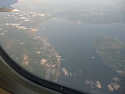 Området kring Matsviken sett från luften. Staden Paldiski syns till vänster och Lilla Rågö till höger.