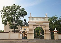 Nový židovský hřbitov na Olšanech, vstupní brána a obřadní síň
