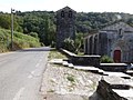 Estrada, torre e igrexa