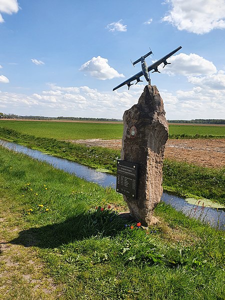 File:Oorlogsmonument IJhorst - 1.jpg