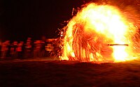 藁に火がつけられ、オスターベルクの斜面を転がり落とされる