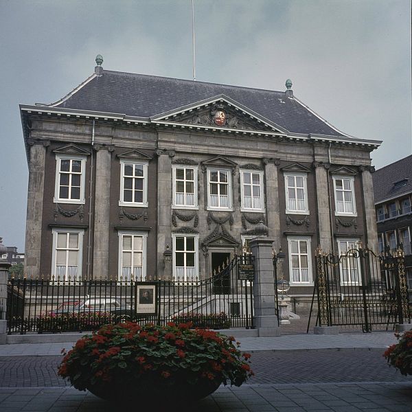 File:Overzicht van de voorgevel van het museum - 's-Gravenhage - 20380026 - RCE.jpg