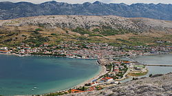 Veduta della città di Pago, centro principale dell'omonima isola