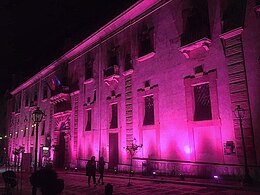 Palazzo Crociferi in rosa durante la campagna di prevenzione airc