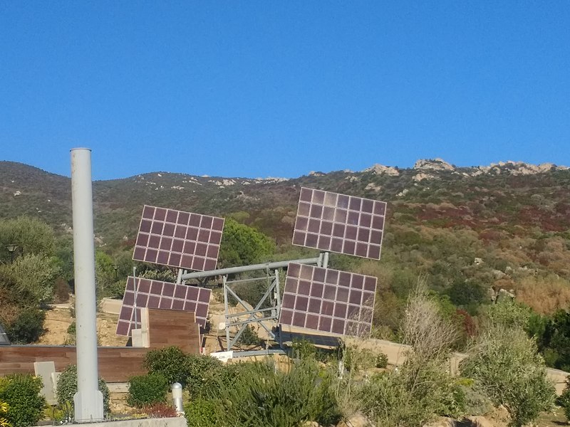 File:Panneau solaire à concentration à Ajaccio 2.jpg