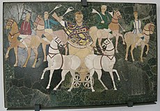 Pannello parietale in opus sectile con console su biga e quattro cavalieri, dalla basilica di giunio basso, prima metà del IV sec, 03.JPG