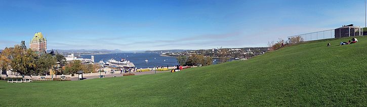 Le château Frontenac, le fleuve, la citadelle sous la butte...