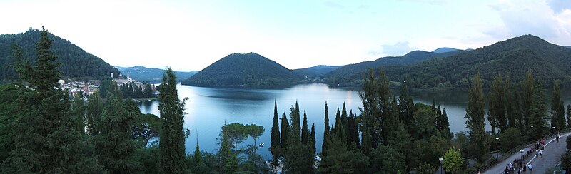 File:Panoramica Lago di Piediluco dall'hotel.jpg