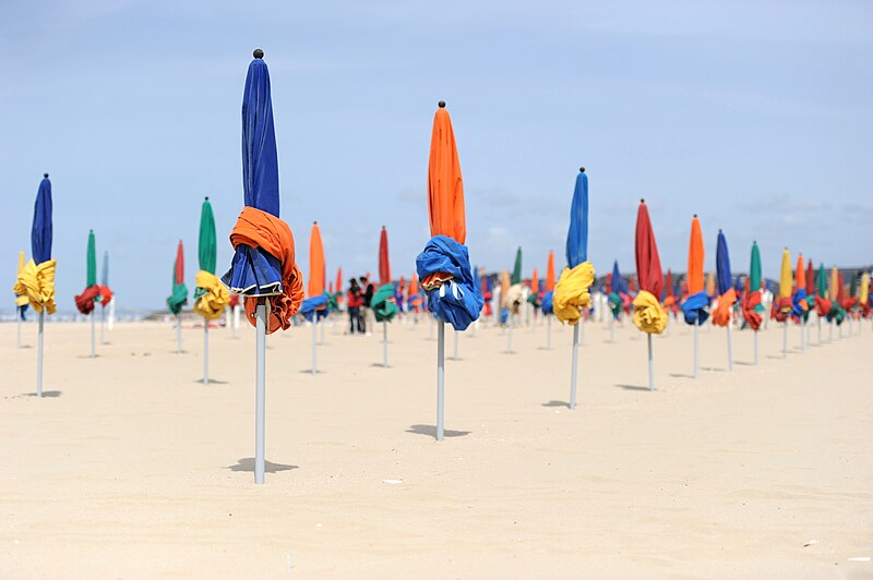 File:Parasols on the beach in Deauville 008.jpg