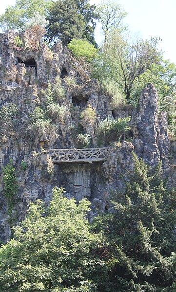 File:Paris - Buttes Chaumont - Pont n°2 01.jpg