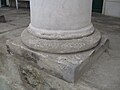 Čeština: Patka empírového sloupu na zámku Kačina. English: Empire style column base, Kačina chateau, Czech Republic.