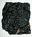 Ce spécimen (80 mm x 70 mm) de pechblende de Johanngeorgenstadt est caractéristique de cette variété d'uraninite. Les gisements de Jachymov (Sankt Joachimstal) et de Johanngeorgenstadt ont fourni des spécimens remarquables et très similaires de cette espèce.