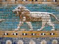 Panneau de briques à glaçure en relief provenant de la Voie processionnelle de Babylone : lion passant à gauche. Pergamon Museum de Berlin.