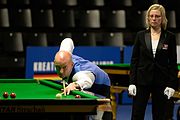 Deutsch: Bild aufgenommen in Berlin während des German Masters im Snooker 2015. Peter Ebdon, Maike Kesseler. English: Picture taken in Berlin during the Snooker German Masters in 2015. Peter Ebdon, Maike Kesseler.