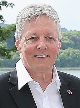 Peter Robinson 2013 (cropped)