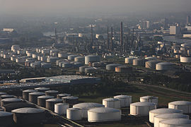 The Royal Dutch Shell oil refinery in Hamburg-Harburg