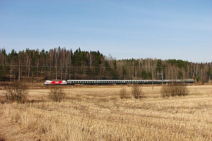 An express train consisting of blue cars in Kauklahti, Espoo Pikajuna klh.jpg