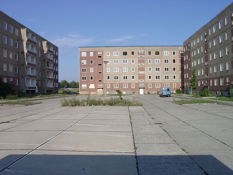 File:Plattenbau Leerstand Weisswasser 2004.jpg