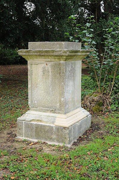 File:Plinth in Croome Park - geograph.org.uk - 4201299.jpg