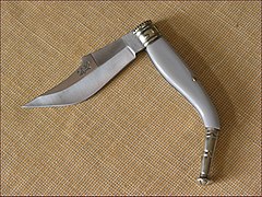 Складной нож, имеющий черты традиционной навахи
