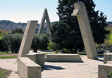 Poema visual transitable en tres temps, situat al costat del Velòdrom d’Horta de Barcelona, és el primer poema visual que Brossa va fer en un espai urbà (2008). Els tres temps que l'integren són naixement, camí i destrucció.