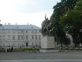 English: Zamoyski's monument and former Zamoyski Palace Polski: Pomnik Jana Zamoyskiego i dawny Pałac Zamoyskich