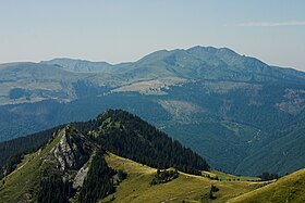 Vue de Pop Ivan (arrière-plan, à droite) depuis l'est.