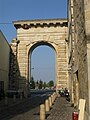 Porte de la monnaie depuis la rue de la porte de la monnaie