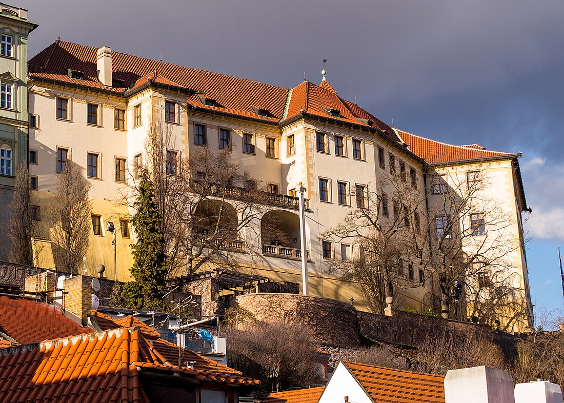 File:Pražský hrad - Lobkowitzský palác.jpg