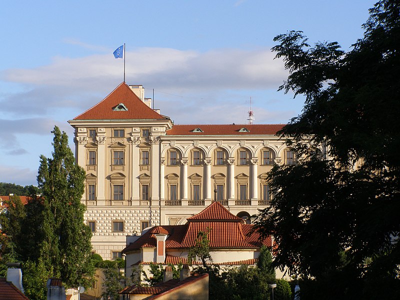 File:Praha, Hradčany, Černínský palác 01.jpg