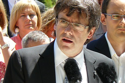 Puigdemont acompanyat de càrrecs electes de CiU (7589801136)