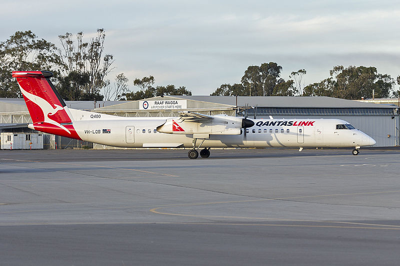 File:QantasLink (VH-LQB) Bombardier DHC-8-402Q taxiing at Wagga Wagga Airport.jpg