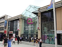 Queens Arcade, vchod Queen Street, Cardiff (oříznutý) .jpg