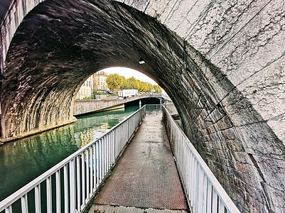 Le Gère disparaît sous la place Saint-Louis pour rejoindre le Rhône à Vienne.