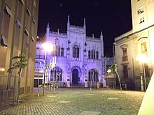 Entrance of the Real Gabinete Português de Leitura in Rio de Janeiro at night.