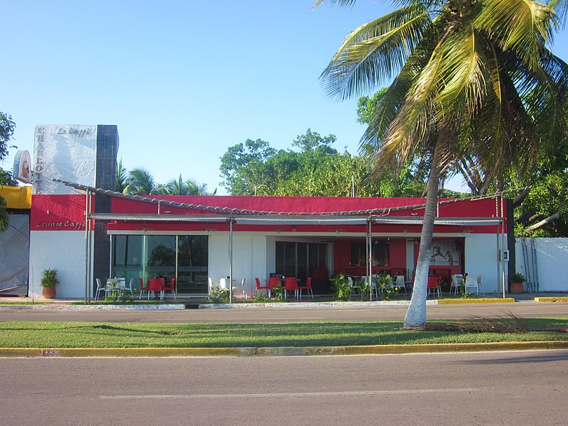 File:Restaurante en el Boulevard Bahía, Chetumal. - panoramio.jpg