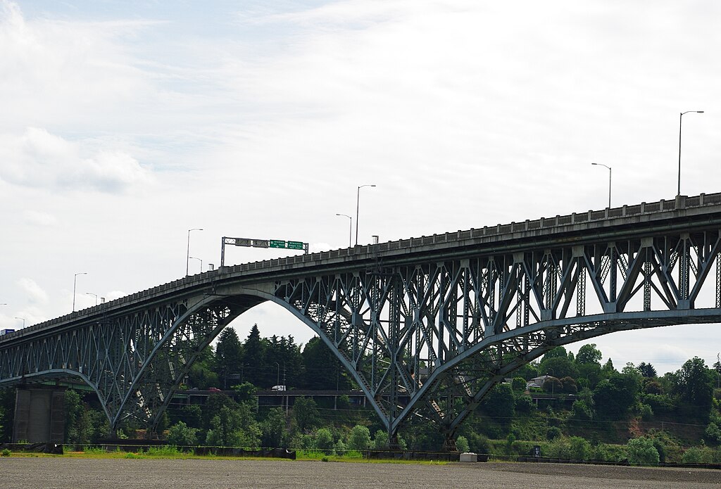 Ross Island Bridge May 2014 close - Portland, Oregon