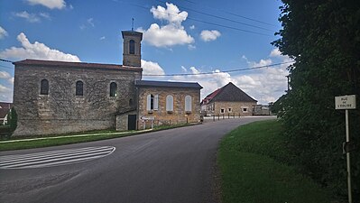 Rue de l'Église, au carrefour de la rue du Ceriser.