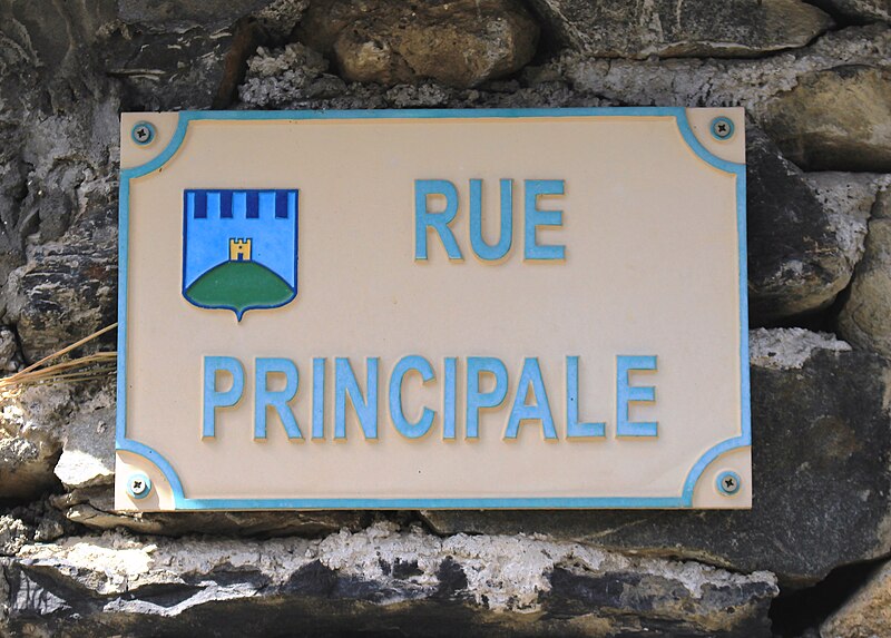 File:Rue du village de Sailhan (Hautes-Pyrénées) 1.jpg