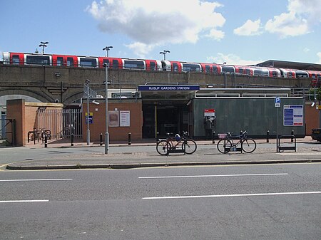 Ruislip Gardens stn entrance