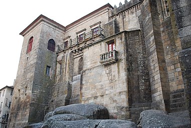 Las dependencias del obispado y sus características de castillo con torres y paredes austeras.