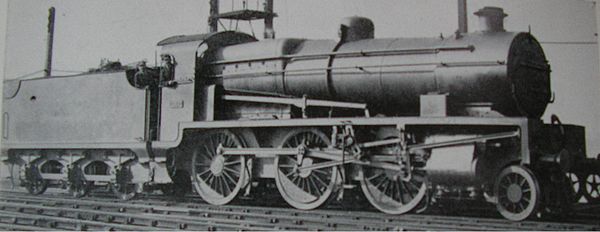 South Eastern and Chatham Railway official photograph of Maunsell N1 prototype No. 822, taken at Ashford works in 1922. The lever running forward across the outside cylinder is part of the Holcroft valve gear which drives the valve of the inside cylinder SECR N1 class.jpg